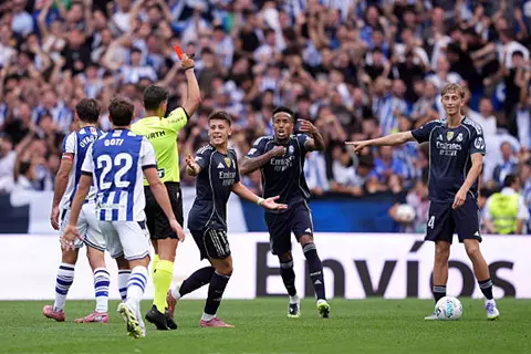 ماركا: لجنة الحكام الإسبانية تعترف بارتكاب خطأ في طرد هويسين لاعب ريال مدريد